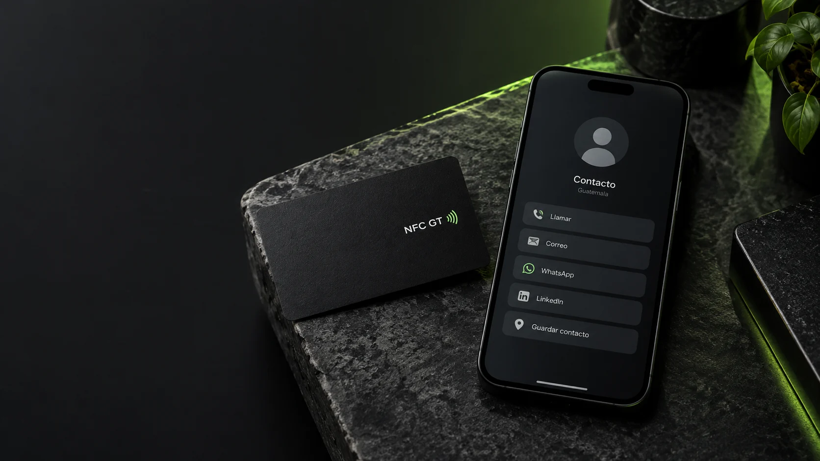 Ilustración de una tarjeta NFC GT negra junto a un teléfono con perfil digital